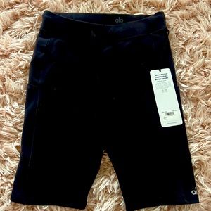 Alo High-Waist Checkpoint Biker Short with Pockets - Small